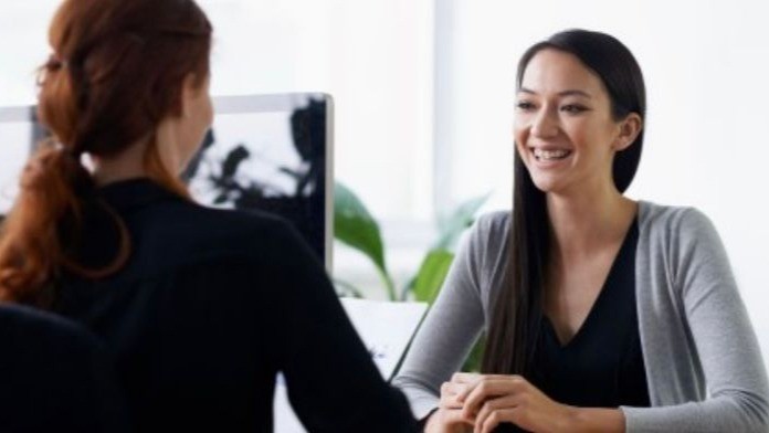 Mülakatlar, adayların sadece yetkinliklerini değil, aynı zamanda kişisel tavır ve tutumlarını da sergilediği, zaman zaman zorlu ama bir o kadar öğretici süreçlerdir.